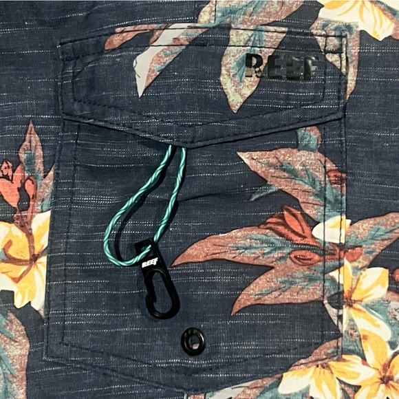 Reef Men’s Surfing Shorts Floral/Striped Size 38 Good Condition - Picture 7 of 8